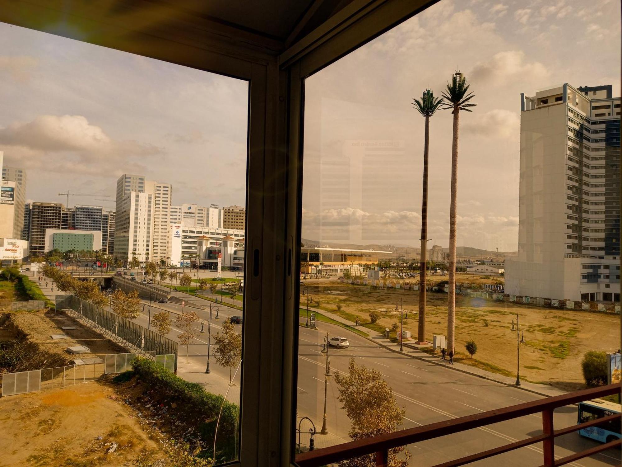טנג'יר Moderne Appartement Au Plein Centre-Ville En Face Hilton & La Gare De Train Tgv Avec Climatisation מראה חיצוני תמונה